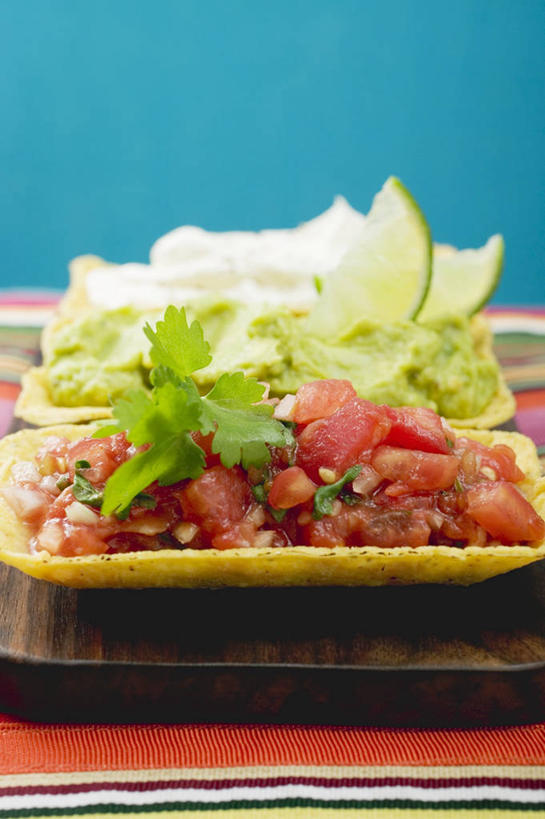 点心,无人,竖图,俯视,室内,特写,白天,餐桌,桌子,蔬菜,西红柿,餐具,水果,阴影,蓝色背景,新鲜,反射,碟子,盘,影子,调料,酱料,酱汁,茄汁,生食,佐料,食品,果实,调味品,调味料,文化,蔬果,番茄酱,酱,辣酱,饼,小吃,食物,糕点,一个,盘子,碟,甜食,酪梨,鳄梨,摄影,有机食品,绿色食品,影棚,单个,餐台,油梨,辣椒酱,玉米饼,樟梨,牛油果,番茄,彩图,高角度拍摄,影棚拍摄,拍摄