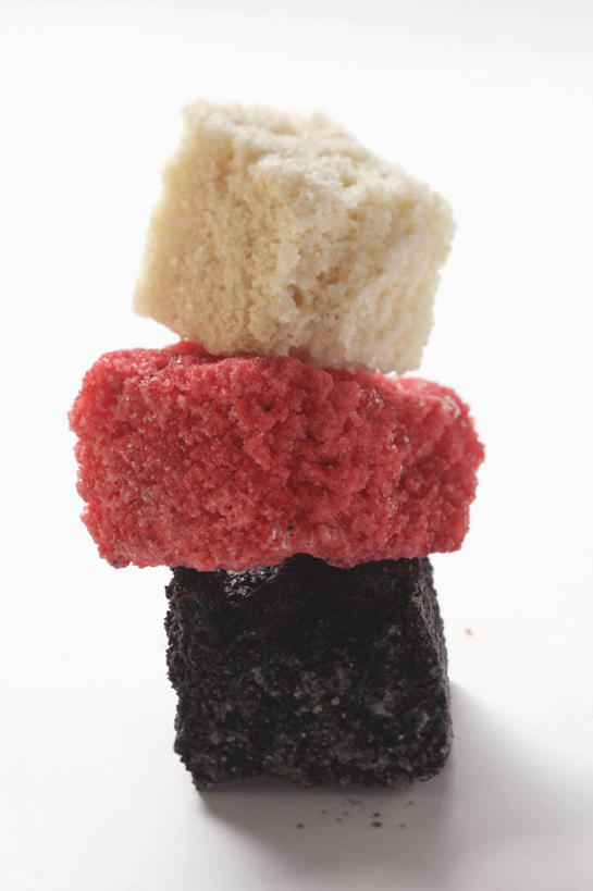 无人,竖图,俯视,室内,特写,白天,白色背景,餐桌,桌子,一排,阴影,整齐,反射,图形,影子,食品,糖,糖果,甜点,甜品,软糖,几何,立方体,正方体,食物,排列,三个,红色,白色,黑色,甜食,摄影,影棚,餐台,堆,队列,数学,彩图,高角度拍摄,影棚拍摄,拍摄,几何图形,立体几何,立体图形,正六面体