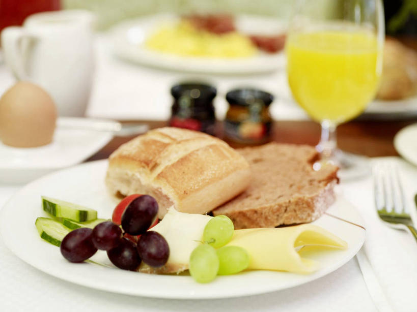 点心,面包,奶酪,果汁,无人,横图,俯视,室内,特写,白天,餐桌,桌子,葡萄,杯子,餐具,水果,阴影,朦胧,模糊,新鲜,反射,碟子,高脚杯,盘,影子,蛋,鸡蛋,生食,干酪,起司,橙汁,食品,面点,果实,红酒杯,饮品,芝士,一杯,营养,玻璃制品,食物,糕点,饮料,两个,盘子,酒杯,碟,乳酪,有机食品,绿色食品,餐台,乳制品,甜橙,葡萄酒杯,可口,发酵,草鸡蛋,卵,适口,玻璃杯,山葫芦,蒲桃,橙子,橙,草龙珠,彩图,高角度拍摄,鹄壳,黄橙,黄果,金橙,金环,金球,糖橙