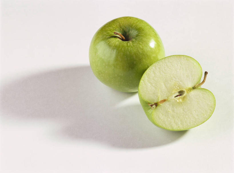 无人,横图,俯视,室内,特写,白天,白色背景,餐桌,桌子,苹果,水果,切开,阴影,新鲜,反射,影子,生食,食品,果实,食物,两个,绿色,青苹果,切,摄影,有机食品,绿色食品,影棚,餐台,剖面,切面,彩图,高角度拍摄,影棚拍摄,拍摄