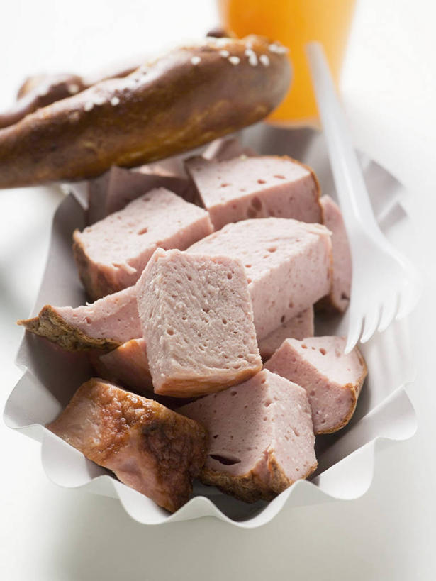 点心,面包,无人,竖图,俯视,室内,特写,白天,餐桌,桌子,一堆,切开,阴影,堆叠,堆积,反射,影子,纸盒,肉,香肠,食品,面点,腊肠,猪肉,肉类,盒子,食物,糕点,一个,包装盒,饼干,零食,切,单个,餐台,堆,剖面,肉食,切面,豚肉,椒盐卷饼,彩图,高角度拍摄