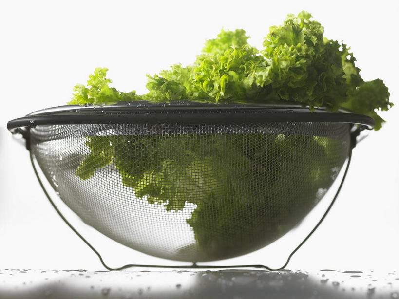 无人,横图,室内,特写,白天,白色背景,仰视,餐桌,桌子,蔬菜,叶子,阴影,新鲜,反射,滤器,影子,勺子,生菜,莴苣,食品,绿叶,食物,一个,嫩叶,摄影,有机食品,绿色食品,影棚,单个,餐台,漏勺,春菜,鹅仔菜,莴仔菜,千金菜,叶用莴苣,叶,叶片,彩图,低角度拍摄,影棚拍摄,拍摄