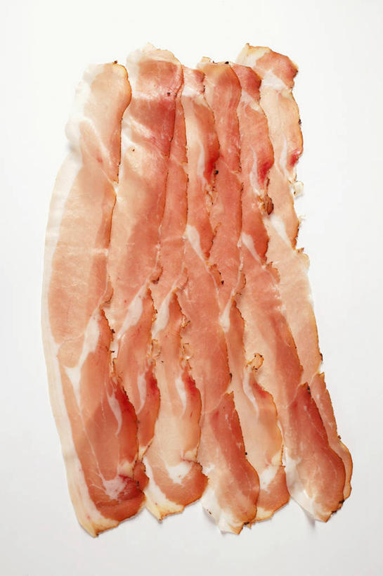 无人,竖图,俯视,室内,特写,白天,白色背景,餐桌,桌子,一排,切开,阴影,整齐,反射,影子,肉,火腿,猪肉,肉类,腌制,排列,红色,切,摄影,影棚,餐台,队列,剖面,肉食,切面,豚肉,熏制,火肉,兰熏,猪腿,彩图,高角度拍摄,影棚拍摄,拍摄