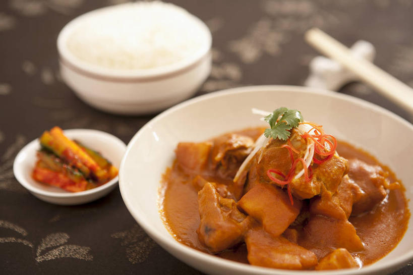 米饭,咖哩,无人,横图,俯视,室内,特写,白天,烹饪,餐桌,筷子,桌子,蔬菜,土豆,餐具,一堆,一双,阴影,堆叠,堆积,朦胧,模糊,新鲜,反射,碟子,盘,影子,陶瓷,调料,鸡肉,肉,料理,食品,陶瓷制品,饭,调味品,调味料,文化,传统,咖喱,菜肴,美食,肉类,食物,三个,盘子,容器,碟,碗,佳肴,有机食品,绿色食品,餐台,储藏,堆,礼节,五谷,储存,礼仪,肉食,咖喱鸡,咖喱鸡块,馍馍蛋,印度菜,印度料理,进餐用具,洋芋,山药蛋,马铃薯,彩图,高角度拍摄,贮存