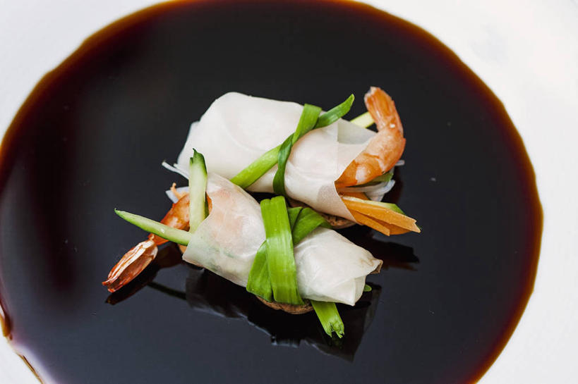 点心,海鲜,无人,横图,俯视,室内,特写,白天,白色背景,烹饪,餐桌,桌子,餐具,阴影,反射,包装,包装纸,碟子,盘,影子,纸,调料,虾,料理,食品,纸张,调味品,调味料,酱油,水产,春卷,菜肴,美食,大虾,海洋生物,食物,一个,盘子,碟,摄影,佳肴,影棚,对虾,单个,餐台,包装材料,水生动物,薄饼,海产品,水生物,海底动物,斑节虾,春饼,越菜,越南菜,越南料理,东方对虾,中国对虾,糯米纸,豉油,彩图,高角度拍摄,影棚拍摄,拍摄,米皮,越南春卷