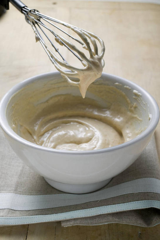 无人,竖图,俯视,室内,特写,白天,烹饪,餐桌,桌子,厨具,金属制品,阴影,反射,金属,粉末,影子,陶瓷,面粉,陶瓷制品,粮食,两个,容器,打蛋器,搅拌器,碗,粉,餐台,储藏,农产品,储存,烹饪用具,原材料,粉状,手动打蛋器,烹调用具,烹调,彩图,高角度拍摄,贮存