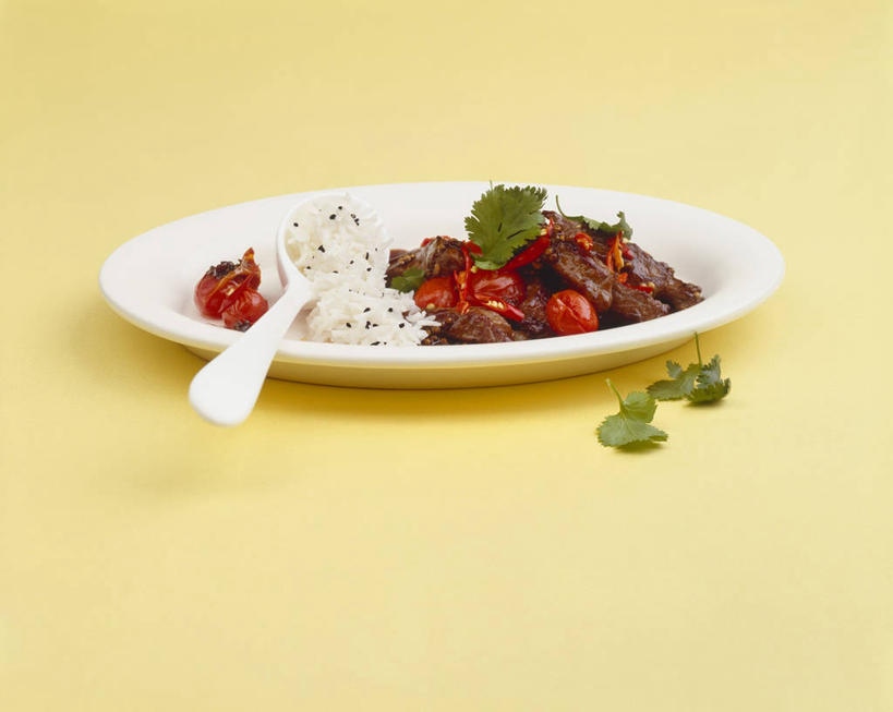 无人,横图,俯视,室内,特写,白天,烹饪,餐桌,桌子,辣椒,蔬菜,西红柿,小番茄,餐具,阴影,黄色背景,新鲜,反射,碟子,盘,影子,勺子,肉,牛肉,料理,食品,泰式,菜肴,美食,肉类,泰国料理,食物,两个,盘子,调羹,碟,汤匙,摄影,佳肴,有机食品,绿色食品,影棚,餐台,肉食,辣角,红海椒,大椒,辣虎,广椒,泰菜,泰国菜,泰式料理,小西红柿,樱桃小番茄,珍珠小番茄,樱桃番茄,圣女果,辣子,红辣椒,海椒,番茄,番椒,彩图,高角度拍摄,影棚拍摄,拍摄