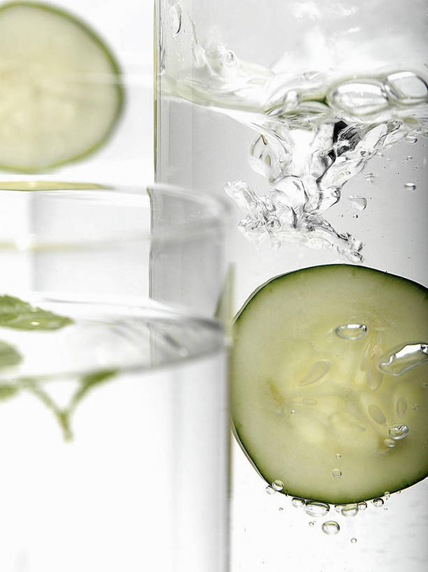 无人,竖图,室内,特写,白天,白色背景,正面,黄瓜,蔬菜,杯子,切开,阴影,新鲜,反射,影子,薄荷,食品,银丹草,饮品,一杯,玻璃制品,食物,饮料,两个,绿色,水杯,切,摄影,有机食品,绿色食品,影棚,可口,剖面,切面,斑叶凤梨薄荷,夜息香,适口,胡椒薄荷,玻璃杯,青瓜,胡瓜,彩图,影棚拍摄,拍摄