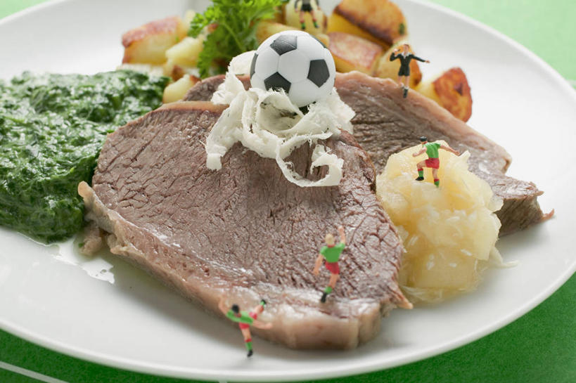 无人,横图,俯视,室内,特写,白天,足球,餐桌,桌子,菠菜,蔬菜,餐具,绿色背景,阴影,新鲜,反射,碟子,盘,影子,肉,牛肉,食品,足球装备,运动器械,肉类,食物,一个,盘子,碟,健身器械,摄影,有机食品,绿色食品,影棚,单个,餐台,健身器材,肉食,山葵,蹴鞠,泽山葵,溪山葵,足球运动,鹦鹉菜,鼠根菜,角菜,红嘴绿鹦哥,赤根菜,菠薐菜,波斯草,彩图,高角度拍摄,影棚拍摄,拍摄,运动器材