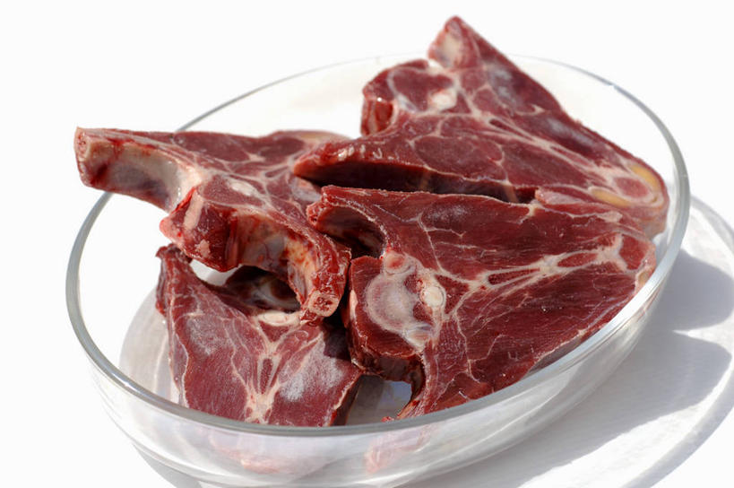 无人,横图,俯视,室内,特写,白天,白色背景,烹饪,西餐,餐桌,桌子,玻璃,切开,阴影,反射,影子,肉,羊排,料理,食品,羊肉,菜肴,美食,肉类,玻璃制品,食物,一个,红色,容器,碗,切,西式,摄影,佳肴,影棚,单个,餐台,储藏,储存,剖面,肉食,切面,彩图,高角度拍摄,影棚拍摄,拍摄,贮存