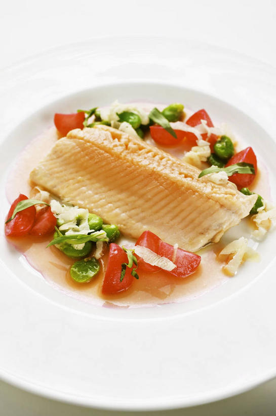 三文鱼,生鱼片,无人,竖图,俯视,室内,特写,白天,白色背景,植物,餐桌,桌子,鲑鱼,萝卜,白萝卜,蔬菜,餐具,阴影,新鲜,反射,碟子,盘,影子,豆类,豆子,肉,鱼肉,鱼片,食品,蚕豆,胡豆,佛豆,川豆,倭豆,罗汉豆,肉类,食物,一个,盘子,碟,摄影,有机食品,绿色食品,影棚,单个,餐台,大马哈鱼,肉食,豆科,撒蒙鱼,萨门鱼,冰海之皇,鲑,马哈鱼,麻哈鱼,大麻哈鱼,沙西米,莱菔,彩图,高角度拍摄,影棚拍摄,拍摄,红点鲑,刺身