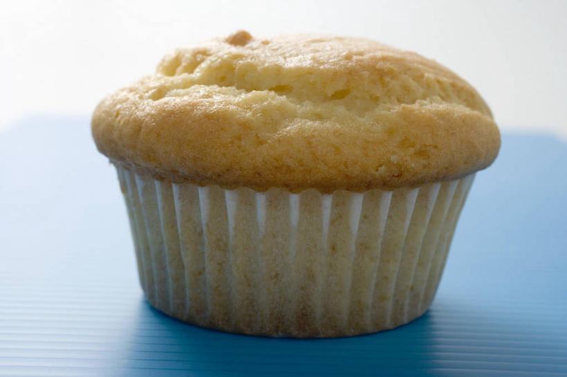 点心,无人,横图,俯视,室内,特写,白天,白色背景,下午茶,餐桌,桌子,阴影,反射,影子,食品,松饼,食物,糕点,一个,摄影,影棚,单个,餐台,纸托,玛芬蛋糕,蛋糕托,蛋糕托纸,蛋糕纸托,彩图,高角度拍摄,影棚拍摄,拍摄