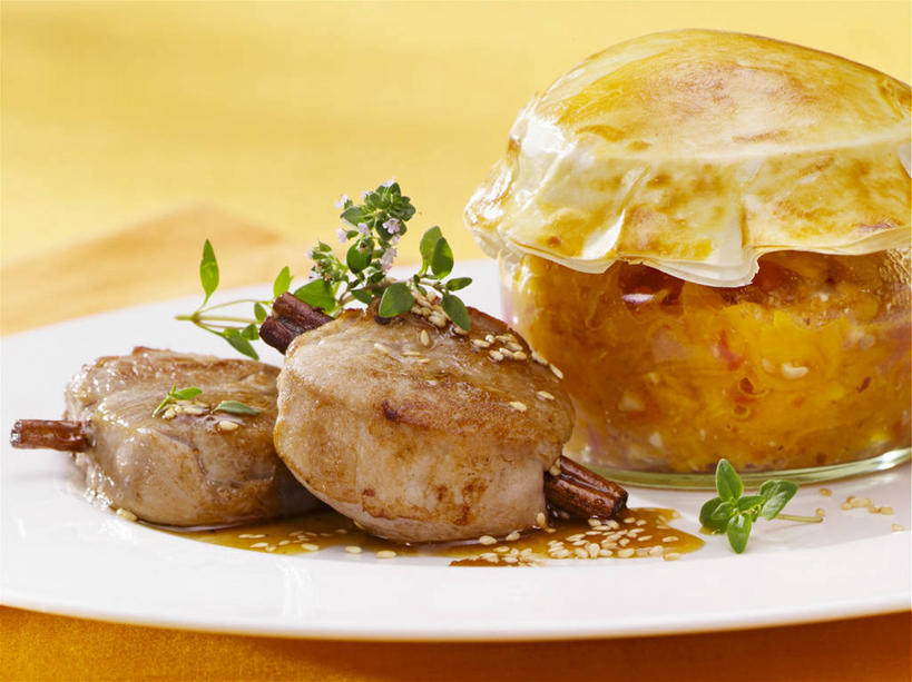 无人,横图,俯视,室内,特写,白天,餐桌,桌子,餐具,叶子,阴影,装饰,反射,碟子,盘,影子,调味,肉,香料,芝麻,佐料,绿叶,肉桂,猪肉,肉类,一个,盘子,碟,嫩叶,单个,餐台,华丽,修饰,点缀,配菜,配料,肉食,桂皮,豚肉,脂麻,胡麻,白麻,巨胜子,作料,衬托,美观,雅致,雅观,官桂,牡桂,筒桂,香桂,玉桂,油麻,叶,叶片,彩图,高角度拍摄