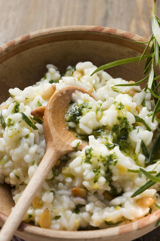 米饭,无人,竖图,俯视,室内,特写,白天,烹饪,西餐,餐桌,桌子,叶子,一堆,阴影,堆叠,堆积,反射,影子,勺子,陶瓷,料理,食品,绿叶,陶瓷制品,饭,烩饭,松子,松子仁,菜肴,美食,食物,两个,容器,调羹,汤匙,碗,嫩叶,西式,佳肴,餐台,储藏,堆,迷迭香,五谷,松仁,储存,意大利调味饭,海洋之露,松籽仁,意大利炖饭,叶,叶片,彩图,高角度拍摄,意大利烩饭,贮存