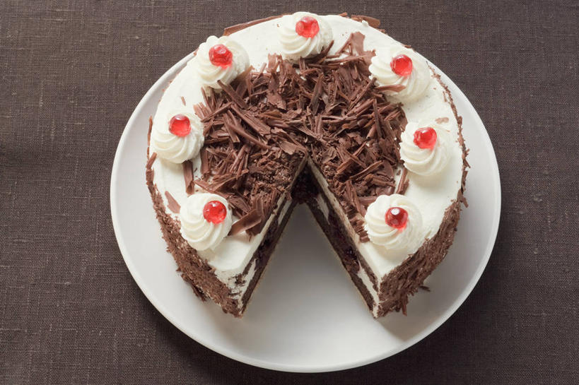 点心,奶酪,无人,横图,俯视,室内,特写,白天,下午茶,餐桌,桌子,樱桃,餐具,水果,切开,阴影,棕色背景,新鲜,反射,碟子,盘,影子,生食,干酪,起司,食品,糖,糖果,甜点,甜品,果实,芝士,营养,白巧克力,食物,糕点,一个,盘子,碟,甜食,巧克力,切,乳酪,摄影,有机食品,绿色食品,影棚,单个,餐台,朱古力,乳制品,发酵,剖面,切面,黑森林,樱珠,莺桃,英桃,楔桃,牛桃,荆桃,彩图,高角度拍摄,影棚拍摄,拍摄,黑森林蛋糕,黑森林樱桃蛋糕,蛋糕