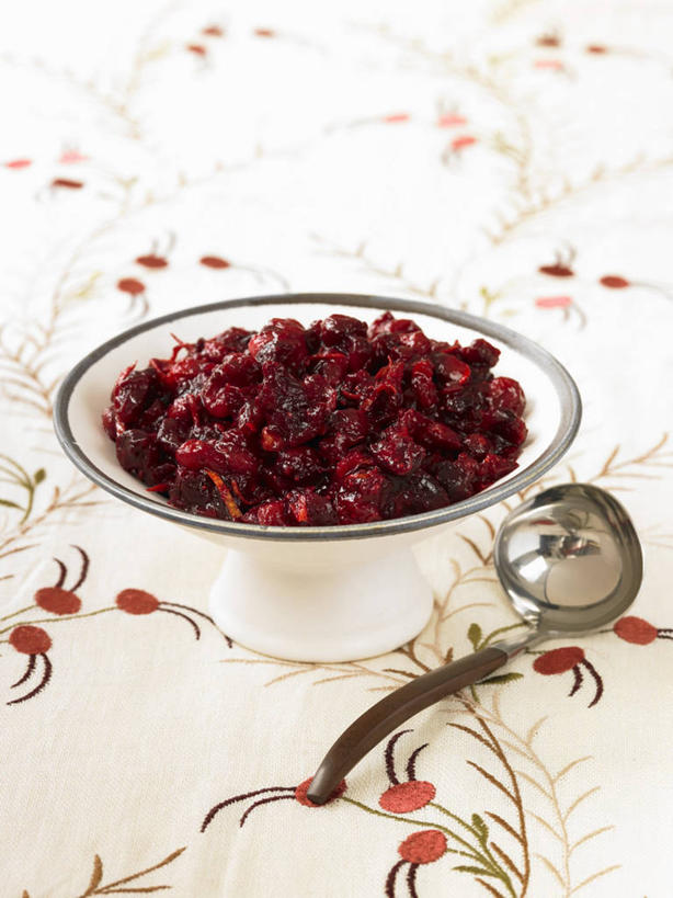 无人,竖图,俯视,室内,特写,白天,白色背景,餐桌,桌子,草莓,浆果,水果,一堆,阴影,堆叠,堆积,新鲜,反射,布料,影子,勺子,陶瓷,生食,食品,果实,陶瓷制品,布纹,桌布,食物,两个,红色,餐巾,容器,调羹,台布,汤匙,碗,果酱,草莓酱,摄影,有机食品,绿色食品,影棚,餐台,储藏,堆,蔓越莓,小红莓,储存,果子酱,洋莓,水果皇后,红莓,地莓,彩图,高角度拍摄,影棚拍摄,拍摄,贮存