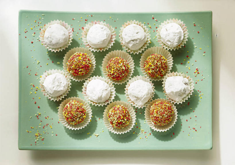 无人,横图,俯视,室内,特写,白天,白色背景,餐桌,桌子,餐具,一排,许多,阴影,整齐,并列,并排,反射,碟子,盘,影子,食品,糖,糖果,甜点,甜品,很多,食物,排列,一个,盘子,碟,甜食,巧克力,摄影,影棚,单个,餐台,朱古力,纸托,队列,平行,枣椰子,波斯枣,番枣,海枣,无漏子,椰枣,伊拉克枣,蛋糕托,蛋糕托纸,蛋糕纸托,彩图,高角度拍摄,影棚拍摄,拍摄