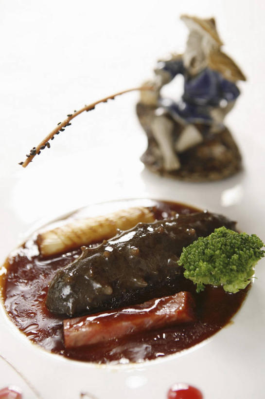 海鲜,无人,竖图,俯视,室内,特写,白天,白色背景,烹饪,中餐,餐桌,桌子,萝卜,胡萝卜,蔬菜,餐具,阴影,朦胧,模糊,新鲜,反射,碟子,盘,影子,花菜,花椰菜,西兰花,调料,料理,食品,调味品,调味料,酱油,水产,菜肴,美食,海洋生物,食物,一个,盘子,碟,中式,摄影,佳肴,有机食品,绿色食品,影棚,单个,餐台,椰菜花,海参,水生动物,海产品,水生物,棘皮动物,海底动物,甘蓝花,豉油,红萝卜,甘荀,彩图,高角度拍摄,影棚拍摄,拍摄