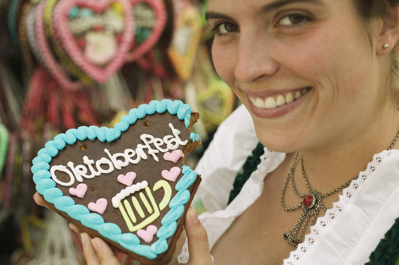 点心,西方人,脸,头,脸颊,手,一个人,笑,微笑,露齿笑,横图,室内,特写,白天,正面,民族服装,爱情,项链,欧洲,圣诞节,欧洲人,双手,仅一个女性,仅一个人,一块,握,服装,节日,爱心,朦胧,模糊,庆祝,英文,标志,文字,字符,字母,食品,甜点,浪漫,拿,拿着,注视,文化,标识,装饰品,食物,糕点,衣服,饰品,首饰,啤酒节,饼干,甜食,零食,观察,看,仅一个中年女性,庆典,温暖,温馨,心形,手部,恩爱,握着,服饰,观看,纪念,英文字母,和睦,察看,衣着,穿着,关注,姜饼,衣饰,慕尼黑啤酒节,德式姜饼,女人,女性,中年女性,白种人,心型,头部,脸部,脸蛋,面部,半身,彩图,传统服装,民俗服,融洽