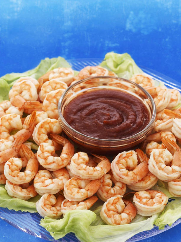 海鲜,无人,竖图,俯视,室内,特写,白天,餐桌,桌子,玻璃,阴影,蓝色背景,反射,影子,调料,酱料,酱汁,茄汁,虾,佐料,调味品,调味料,番茄酱,水产,酱,大虾,海洋生物,玻璃制品,一个,容器,碗,摄影,影棚,对虾,单个,餐台,储藏,储存,水生动物,海产品,水生物,海底动物,斑节虾,东方对虾,中国对虾,彩图,高角度拍摄,影棚拍摄,拍摄,贮存