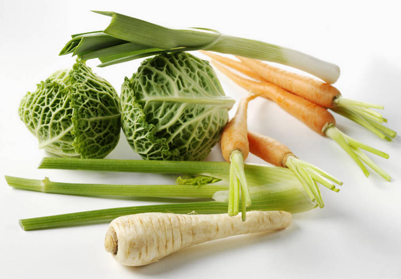 无人,横图,俯视,室内,特写,白天,白色背景,植物,餐桌,桌子,萝卜,胡萝卜,蔬菜,椰菜,卷心菜,一堆,阴影,堆叠,堆积,新鲜,反射,影子,葱,青葱,食品,草药,药草,中药,食物,黄色,绿色,白色,甘蓝,摄影,有机食品,绿色食品,影棚,餐台,堆,药材,中草药,皱叶甘蓝,中药材,本草,防风草,韭葱,四方茎,土防风,皱叶包菜,皱叶洋白菜,皱叶椰菜,皱叶圆白菜,结球甘蓝,红萝卜,甘荀,甘兰,包心菜,彩图,高角度拍摄,影棚拍摄,拍摄