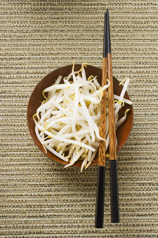 无人,竖图,俯视,室内,特写,白天,餐桌,筷子,桌子,蔬菜,餐具,一堆,一双,许多,阴影,堆叠,堆积,新鲜,反射,影子,陶瓷,豆芽,食品,陶瓷制品,很多,文化,传统,食物,一个,容器,碗,摄影,有机食品,绿色食品,影棚,单个,餐台,储藏,堆,礼节,储存,礼仪,豆芽菜,芽苗菜,进餐用具,彩图,高角度拍摄,影棚拍摄,拍摄,贮存