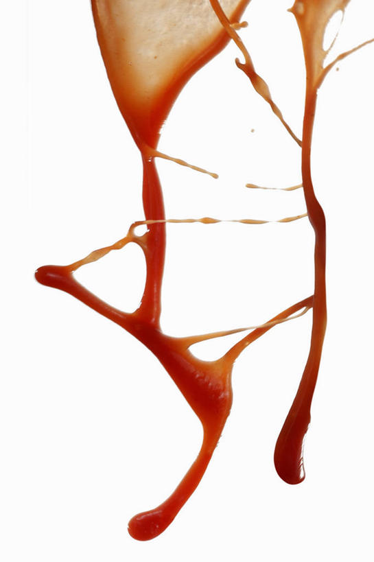 无人,竖图,室内,特写,白天,白色背景,正面,水,阴影,飞溅,溅,反射,液体,影子,水滴,调料,酱料,酱汁,茄汁,佐料,调味品,调味料,番茄酱,酱,水珠,红色,摄影,影棚,喷洒,彩图,影棚拍摄,拍摄