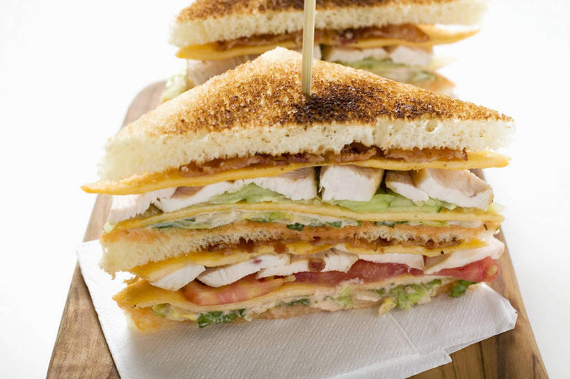 点心,面包,无人,横图,俯视,室内,特写,白天,白色背景,烹饪,西餐,餐桌,桌子,蔬菜,西红柿,切开,阴影,新鲜,反射,木制,影子,生菜,莴苣,鸡肉,肉,三明治,料理,食品,面点,案板,一颗,菜肴,美食,肉类,砧板,食物,糕点,木制品,快餐,切,西式,摄影,佳肴,有机食品,绿色食品,影棚,餐台,剖面,肉食,西式快餐,切面,三文治,春菜,鹅仔菜,莴仔菜,千金菜,叶用莴苣,番茄,彩图,高角度拍摄,影棚拍摄,拍摄