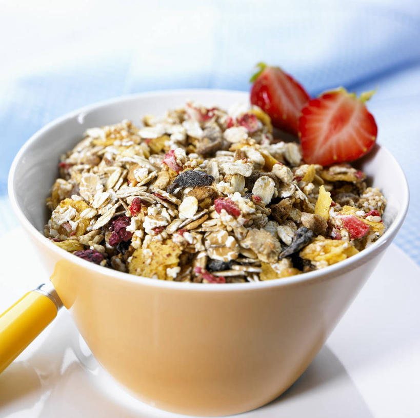 无人,横图,俯视,室内,特写,白天,早餐,餐桌,桌子,草莓,浆果,水果,一堆,切开,阴影,堆叠,堆积,朦胧,模糊,新鲜,反射,影子,陶瓷,谷物,生食,食品,果实,陶瓷制品,美食,饮食,食物,一个,容器,碗,切,保健,有机食品,绿色食品,单个,餐台,储藏,堆,麦片,储存,剖面,切面,洋莓,水果皇后,红莓,地莓,彩图,高角度拍摄,贮存