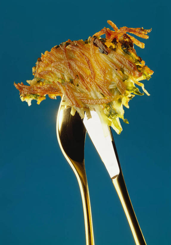 点心,无人,竖图,室内,特写,白天,正面,蔬菜,土豆,餐具,阴影,蓝色背景,新鲜,反射,叉子,刀叉,刀子,影子,食品,文化,饼,小吃,食物,糕点,两个,摄影,有机食品,绿色食品,影棚,餐刀,土豆饼,餐叉,馍馍蛋,进餐用具,洋芋,山药蛋,马铃薯,彩图,影棚拍摄,拍摄