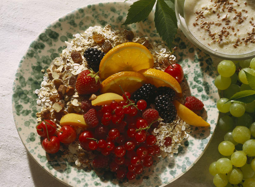 无人,横图,俯视,室内,特写,白天,早餐,餐桌,桌子,草莓,浆果,黑莓,葡萄,餐具,水果,一堆,阴影,堆叠,堆积,新鲜,反射,碟子,盘,影子,陶瓷,灯笼果,谷物,生食,食品,果实,陶瓷制品,美食,饮食,食物,两个,盘子,容器,碟,碗,保健,有机食品,绿色食品,餐台,储藏,堆,麦片,甜橙,储存,红醋栗,露莓,洋莓,水果皇后,山葫芦,蒲桃,红莓,地莓,醋栗,橙子,橙,草龙珠,彩图,高角度拍摄,鹄壳,黄橙,黄果,金橙,金环,金球,糖橙,贮存