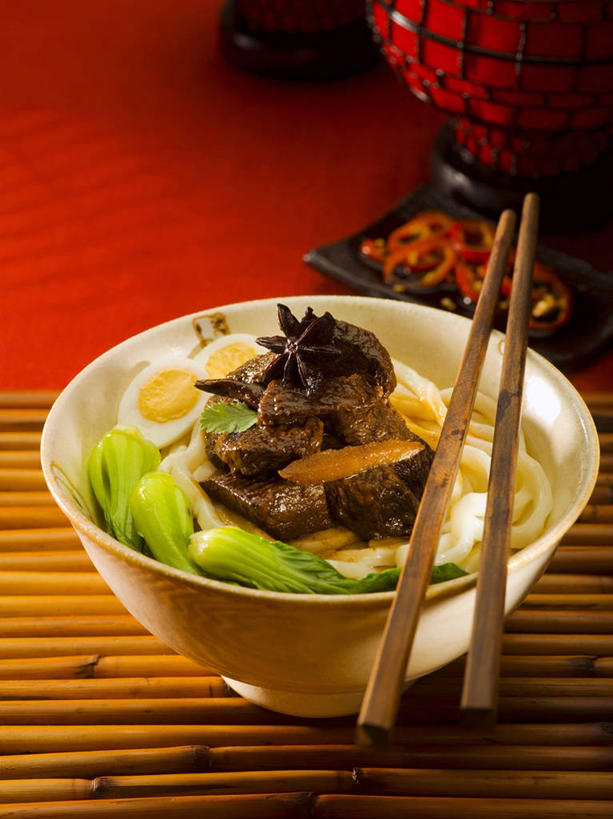 面食,面条,无人,竖图,俯视,室内,特写,白天,烹饪,中餐,餐桌,筷子,桌子,蔬菜,餐具,一双,阴影,新鲜,反射,影子,陶瓷,大白菜,蛋,红烧,面,肉,牛肉,料理,食品,陶瓷制品,鹌鹑蛋,文化,传统,白菜,菜肴,美食,肉类,食物,一个,容器,碗,中式,佳肴,有机食品,绿色食品,单个,餐台,储藏,礼节,储存,礼仪,肉食,卵,鹌鹑卵,鹑鸟蛋,胶菜,镳菜,红烧菜,进餐用具,彩图,高角度拍摄,红烧牛肉,贮存