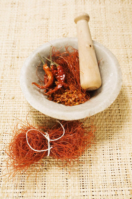 无人,竖图,俯视,室内,特写,白天,快乐,餐桌,桌子,辣椒,蔬菜,一堆,阴影,堆叠,堆积,新鲜,反射,粉末,影子,调味,香料,佐料,食品,藏红花,食物,两个,红色,粉,器皿,有机食品,绿色食品,餐台,堆,保护,辣椒粉,番红花,配料,研磨,臼杵,辣角,红海椒,大椒,辣虎,广椒,研杵,西红花,研钵,作料,粉状,臼,辣子,红辣椒,海椒,番椒,彩图,高角度拍摄