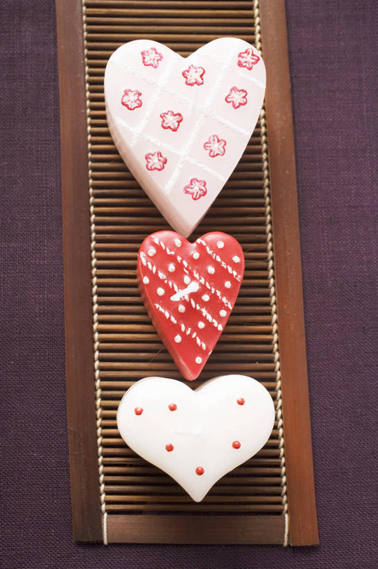 无人,竖图,俯视,室内,特写,白天,爱情,餐桌,桌子,静物,蜡烛,一排,阴影,紫色背景,爱心,整齐,反射,影子,浪漫,排列,三个,温暖,温馨,心形,恩爱,摄影,影棚,餐台,和睦,队列,烛炬,心型,彩图,高角度拍摄,影棚拍摄,拍摄,融洽
