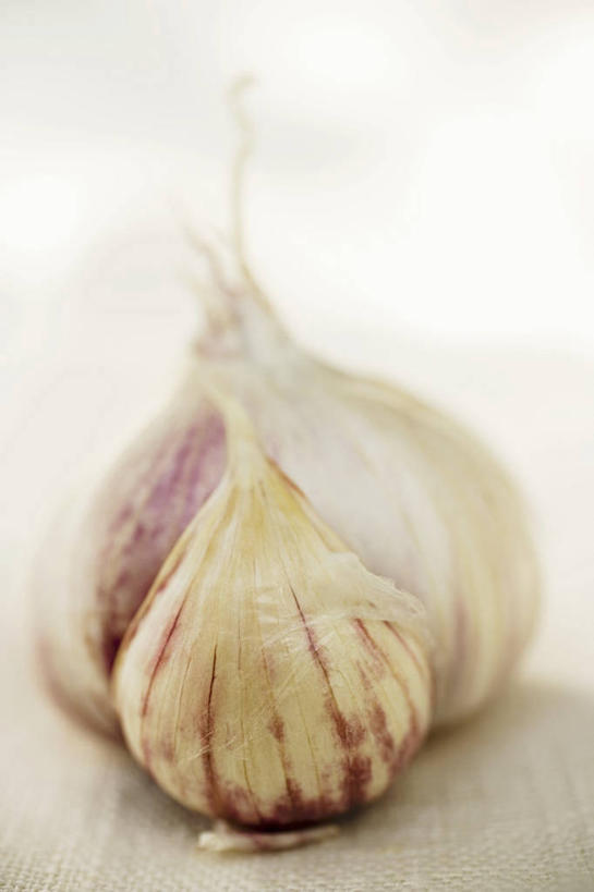 无人,竖图,俯视,室内,特写,白天,餐桌,桌子,蔬菜,蒜,阴影,朦胧,模糊,新鲜,反射,影子,调味,香料,佐料,食品,蒜头,食物,摄影,有机食品,绿色食品,影棚,餐台,配料,作料,胡蒜,大蒜,彩图,高角度拍摄,影棚拍摄,拍摄