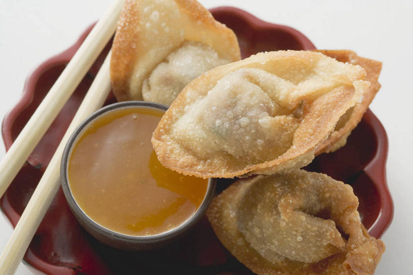 点心,馄饨,面食,无人,横图,俯视,室内,特写,白天,白色背景,餐桌,筷子,桌子,餐具,一堆,一双,阴影,堆叠,堆积,反射,碟子,盘,影子,调料,酱料,酱汁,油炸,佐料,料理,食品,面点,棕色,调味品,调味料,文化,传统,酱,美食,食物,三个,盘子,碟,中式,摄影,影棚,餐台,堆,礼节,礼仪,扁肉,进餐用具,彩图,高角度拍摄,影棚拍摄,拍摄,炸馄饨