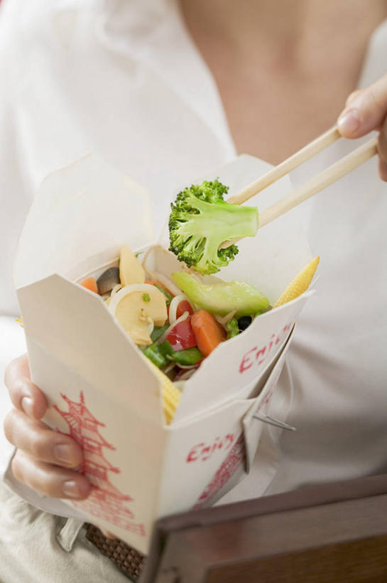 西方人,手,一个人,站,竖图,室内,特写,白天,正面,筷子,蔬菜,餐具,欧洲,欧洲人,双手,仅一个年轻女性,仅一个女性,仅一个人,一堆,一双,许多,握,阴影,堆叠,堆积,服装,新鲜,反射,影子,纸盒,花菜,花椰菜,西兰花,食品,休闲装,文化,传统,盒子,食物,衣服,包装盒,站着,休闲,手部,休闲服,握着,服饰,有机食品,绿色食品,堆,礼节,椰菜花,礼仪,甘蓝花,年轻女性,女人,女性,白种人,进餐用具,站立,半身,彩图