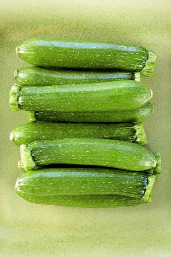 无人,竖图,俯视,室内,特写,白天,餐桌,桌子,蔬菜,一堆,许多,绿色背景,阴影,堆叠,堆积,新鲜,反射,影子,食品,西葫芦,食物,绿色,白瓜,摄影,有机食品,绿色食品,影棚,餐台,青春,堆,生命,和平,安详,茭瓜,冷色,彩图,高角度拍摄,影棚拍摄,拍摄