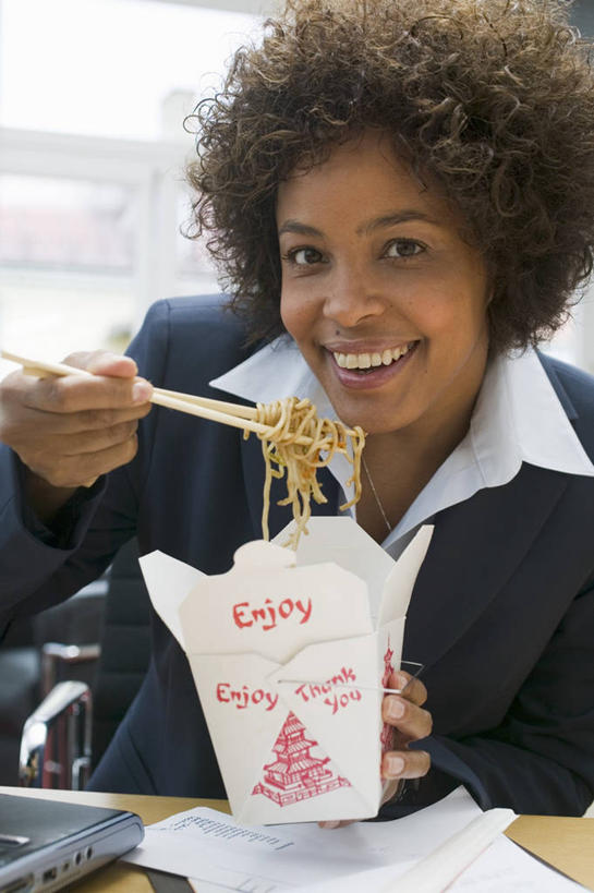 面食,面条,西方人,一个人,商务人士,商务女性,坐,笑,微笑,露齿笑,竖图,室内,白天,正面,筷子,餐具,欧洲,非洲,黑人,欧洲人,仅一个年轻女性,仅一个女性,仅一个人,一双,握,阴影,套装,反射,英文,标志,文字,影子,纸盒,字符,字母,面,注视,文化,标识,传统,盒子,包装盒,观察,看,握着,观看,英文字母,礼节,察看,关注,礼仪,商务装,工薪阶层,年轻女性,女人,女性,非洲人,白领,上班族,进餐用具,坐着,半身,彩图