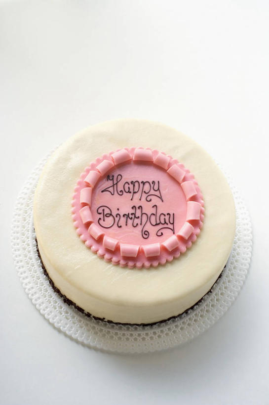 点心,无人,竖图,俯视,室内,特写,白天,白色背景,餐桌,桌子,餐具,阴影,反射,英文,标志,碟子,盘,文字,影子,字符,字母,食品,文化,标识,食物,糕点,盘子,碟,生日蛋糕,祈祷,许愿,摄影,影棚,餐台,纪念,英文字母,祈求,平安,彩图,高角度拍摄,影棚拍摄,拍摄,蛋糕