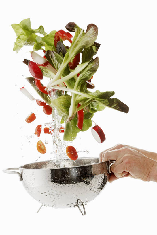 西方人,手,一个人,竖图,室内,特写,白天,白色背景,正面,水,蔬菜,叶子,金属制品,欧洲,欧洲人,仅一个年轻女性,仅一个女性,仅一个人,许多,阴影,飞溅,新鲜,溅,反射,金属,滤器,液体,影子,勺子,水滴,生食,蔬菜沙拉,沙拉,食品,绿叶,色拉,沙律,水珠,食物,容器,手部,嫩叶,摄影,有机食品,绿色食品,影棚,色拉酱,储藏,单手,储存,喷洒,千岛酱,漏勺,年轻女性,女人,女性,白种人,叶,叶片,抛,清洗,扔,半身,彩图,影棚拍摄,拍摄,贮存