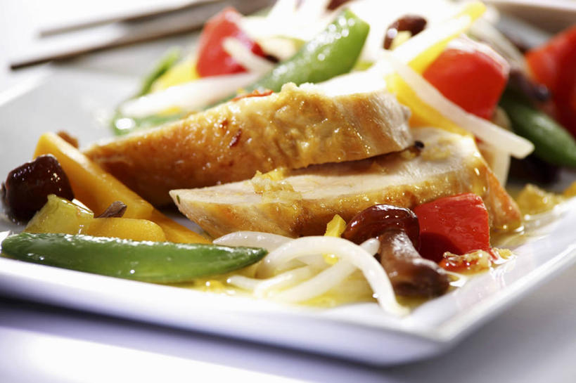 无人,横图,俯视,室内,特写,白天,烹饪,中餐,植物,餐桌,桌子,豆,蔬菜,西红柿,小番茄,餐具,一堆,许多,阴影,堆叠,堆积,朦胧,模糊,新鲜,反射,碟子,盘,影子,豆类,豆芽,豆子,鸡肉,肉,料理,食品,菜肴,美食,肉类,食物,一个,红色,白色,盘子,碟,中式,佳肴,有机食品,绿色食品,单个,餐台,堆,豆芽菜,肉食,豆科,芽苗菜,青大豆,小西红柿,樱桃小番茄,珍珠小番茄,樱桃番茄,圣女果,青豆,番茄,彩图,高角度拍摄