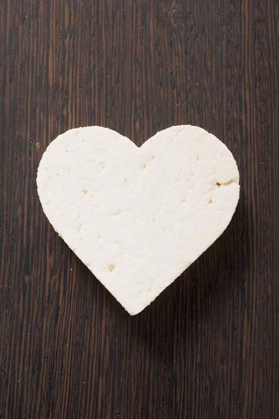 豆腐,无人,竖图,俯视,室内,特写,白天,爱情,餐桌,桌子,一块,阴影,爱心,反射,木制,影子,浪漫,白色,木制品,温暖,温馨,心形,恩爱,餐台,和睦,豆制品,心型,彩图,高角度拍摄,融洽