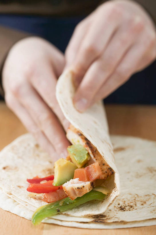 西方人,手,一个人,竖图,俯视,室内,特写,白天,烹饪,西餐,餐桌,桌子,蔬菜,水果,欧洲,欧洲人,双手,仅一个年轻女性,仅一个女性,仅一个人,握,阴影,服装,朦胧,模糊,新鲜,反射,影子,鸡肉,肉,生食,料理,食品,果实,休闲装,蔬果,菜肴,美食,肉类,食物,衣服,快餐,休闲,手部,休闲服,西式,握着,服饰,佳肴,有机食品,绿色食品,餐台,肉食,鸡肉卷,西式快餐,墨西哥鸡肉卷,年轻女性,女人,女性,白种人,半身,彩图,高角度拍摄