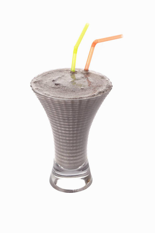 无人,竖图,俯视,室内,特写,白天,白色背景,餐桌,桌子,杯子,阴影,反射,影子,塑料,食品,甜点,甜品,一杯,玻璃制品,食物,饮料,两个,一个,水杯,塑料制品,吸管,甜食,冰淇淋,摄影,影棚,单个,餐台,鲜奶,空心,奶昔,饮管,玻璃杯,彩图,高角度拍摄,影棚拍摄,拍摄,圆柱状