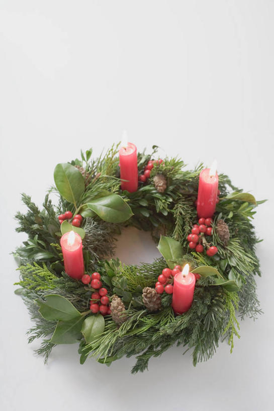 无人,竖图,俯视,室内,特写,白天,白色背景,蜡烛,叶子,圣诞节,阴影,节日,庆祝,装饰,光线,花环,火焰,影子,烛光,绿叶,燃烧,文化,一个,点燃,庆典,嫩叶,摄影,冬青,影棚,单个,纪念,希望,华丽,修饰,圣诞花环,点缀,生命,槲寄生,北寄生,桑寄生,柳寄生,黄寄生,冻青,寄生子,衬托,美观,雅致,雅观,圣诞圈,丰饶,叶,叶片,彩图,高角度拍摄,影棚拍摄,拍摄