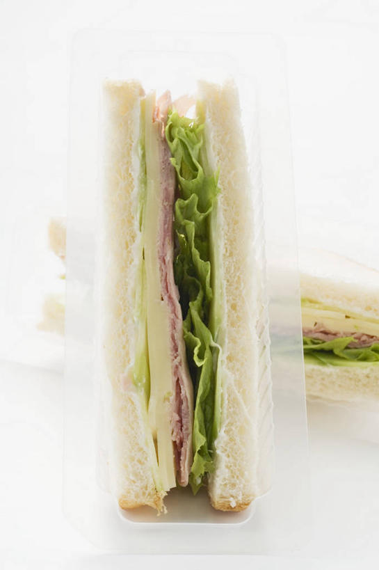 无人,竖图,室内,特写,白天,白色背景,正面,烹饪,西餐,餐桌,桌子,蔬菜,阴影,新鲜,反射,影子,生菜,莴苣,肉,三明治,料理,食品,火腿,猪肉,菜肴,美食,肉类,食物,腌制,快餐,西式,摄影,佳肴,有机食品,绿色食品,影棚,餐台,横截面,剖面,肉食,西式快餐,三文治,豚肉,春菜,鹅仔菜,莴仔菜,千金菜,叶用莴苣,熏制,火肉,兰熏,猪腿,截面,截面图形,彩图,影棚拍摄,拍摄