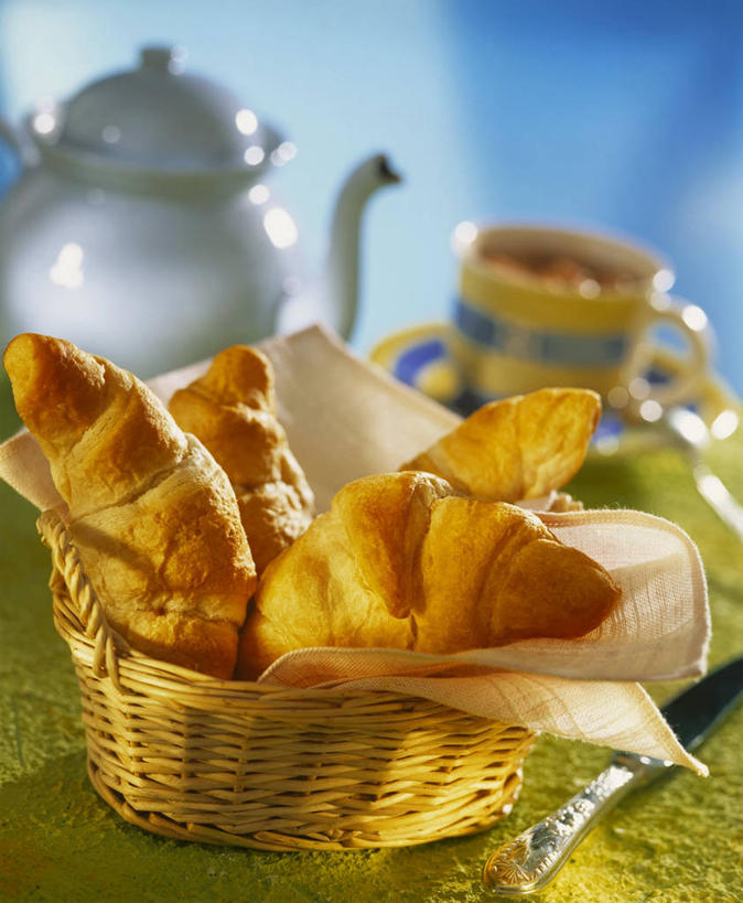 点心,面包,无人,交叉,竖图,俯视,室内,特写,白天,早餐,餐桌,桌子,竹子,杯子,阴影,竹制,朦胧,模糊,编织,反射,瓷器,壶,篮子,影子,陶瓷,食品,面点,羊角面包,咖啡杯,陶瓷制品,水壶,食物,糕点,三个,茶壶,容器,竹篮,牛角面包,餐台,竹条,交织,竹制品,瓷杯,穿插,彩图,高角度拍摄,早饭