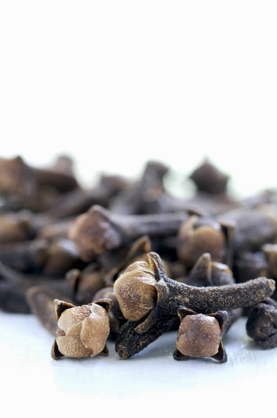 无人,竖图,俯视,室内,特写,白天,白色背景,植物,餐桌,桌子,一堆,许多,阴影,堆叠,堆积,朦胧,模糊,反射,影子,调味,香料,佐料,草药,药草,中药,摄影,影棚,餐台,堆,配料,药材,中草药,光辉,中药材,本草,作料,初恋,愁绪,愁怨,华北紫丁香,龙梢子,丁香,紫丁香,彩图,高角度拍摄,影棚拍摄,拍摄