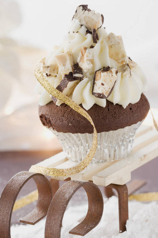 点心,无人,竖图,俯视,室内,特写,白天,餐桌,桌子,圣诞节,阴影,节日,朦胧,模糊,庆祝,反射,影子,食品,甜点,甜品,文化,食物,糕点,甜食,奶油,巧克力,庆典,餐台,纪念,雪橇,乳制品,雪橇车,激凌,克林姆,淇淋,彩图,高角度拍摄